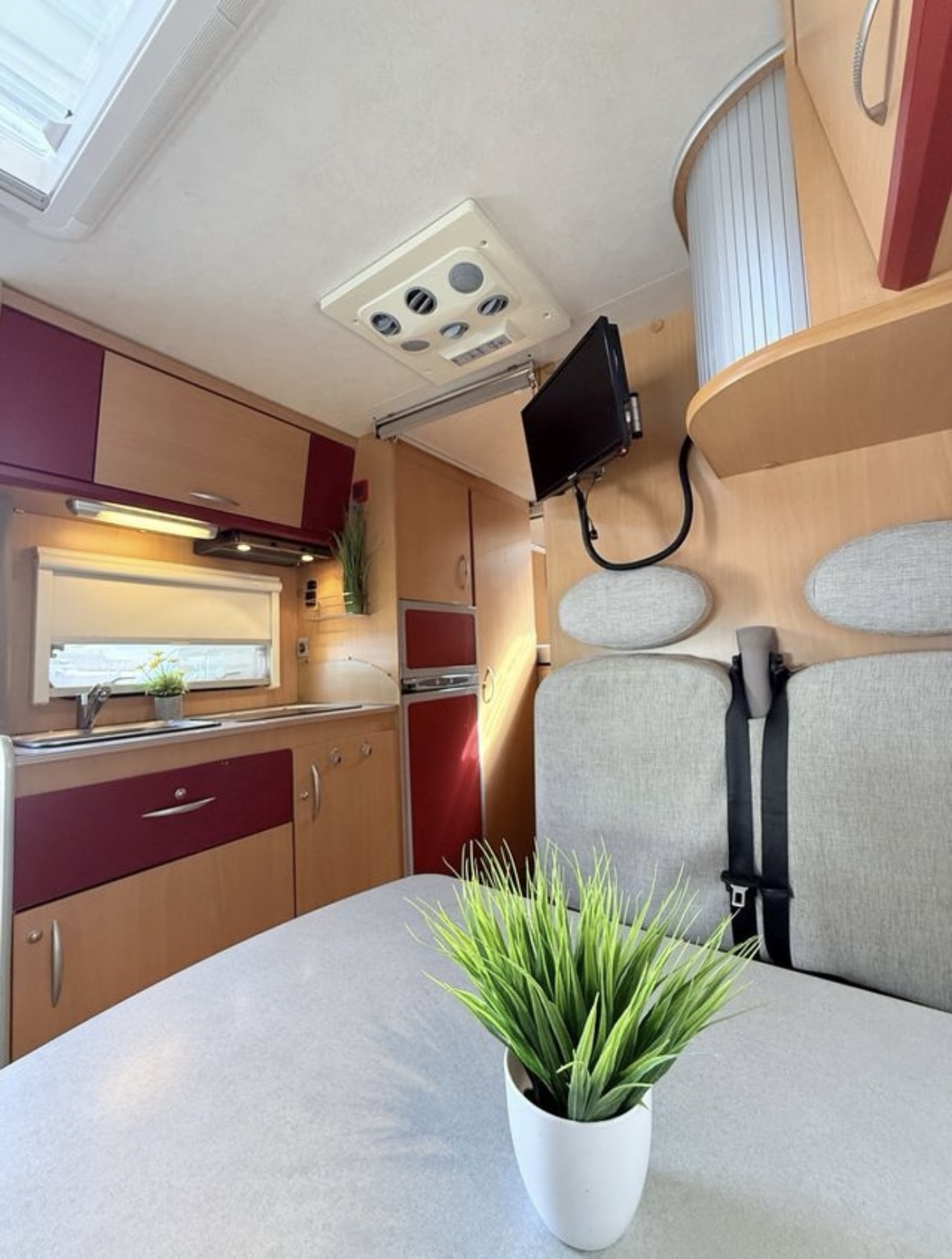 Autocaravana integral garaje XXL doble cama aire - Imagen 5