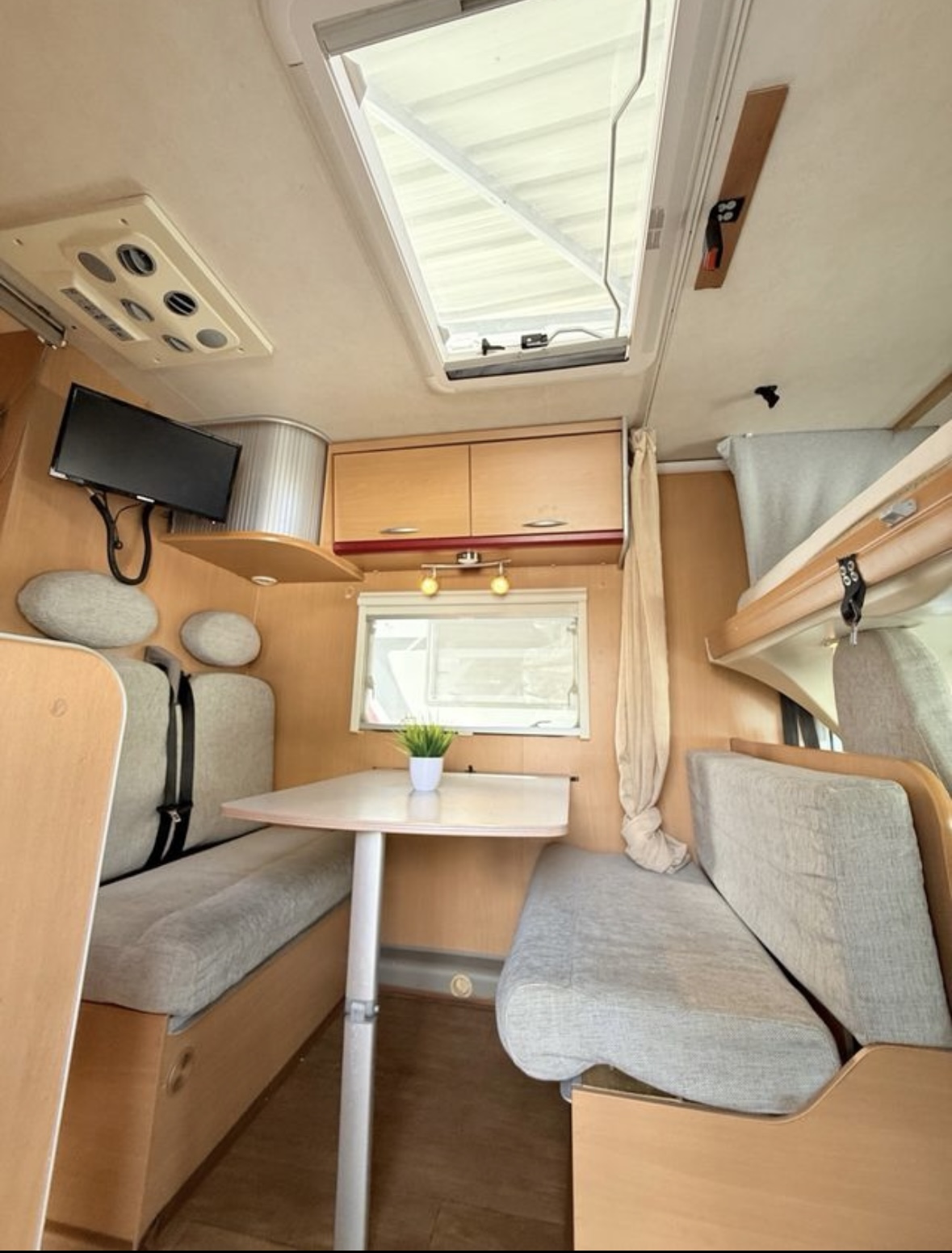 Autocaravana integral garaje XXL doble cama aire - Imagen 6