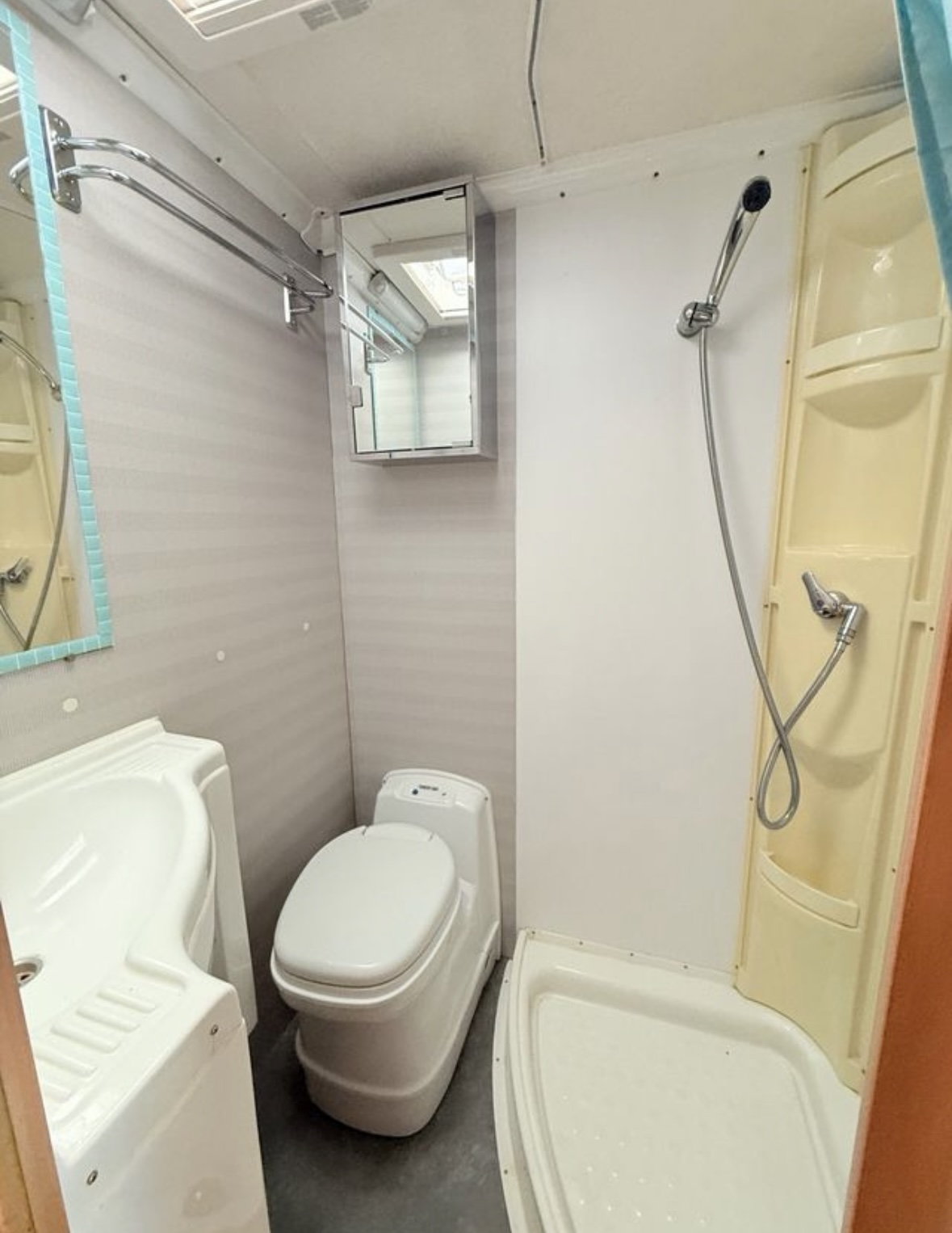 Autocaravana integral garaje XXL doble cama aire - Imagen 2