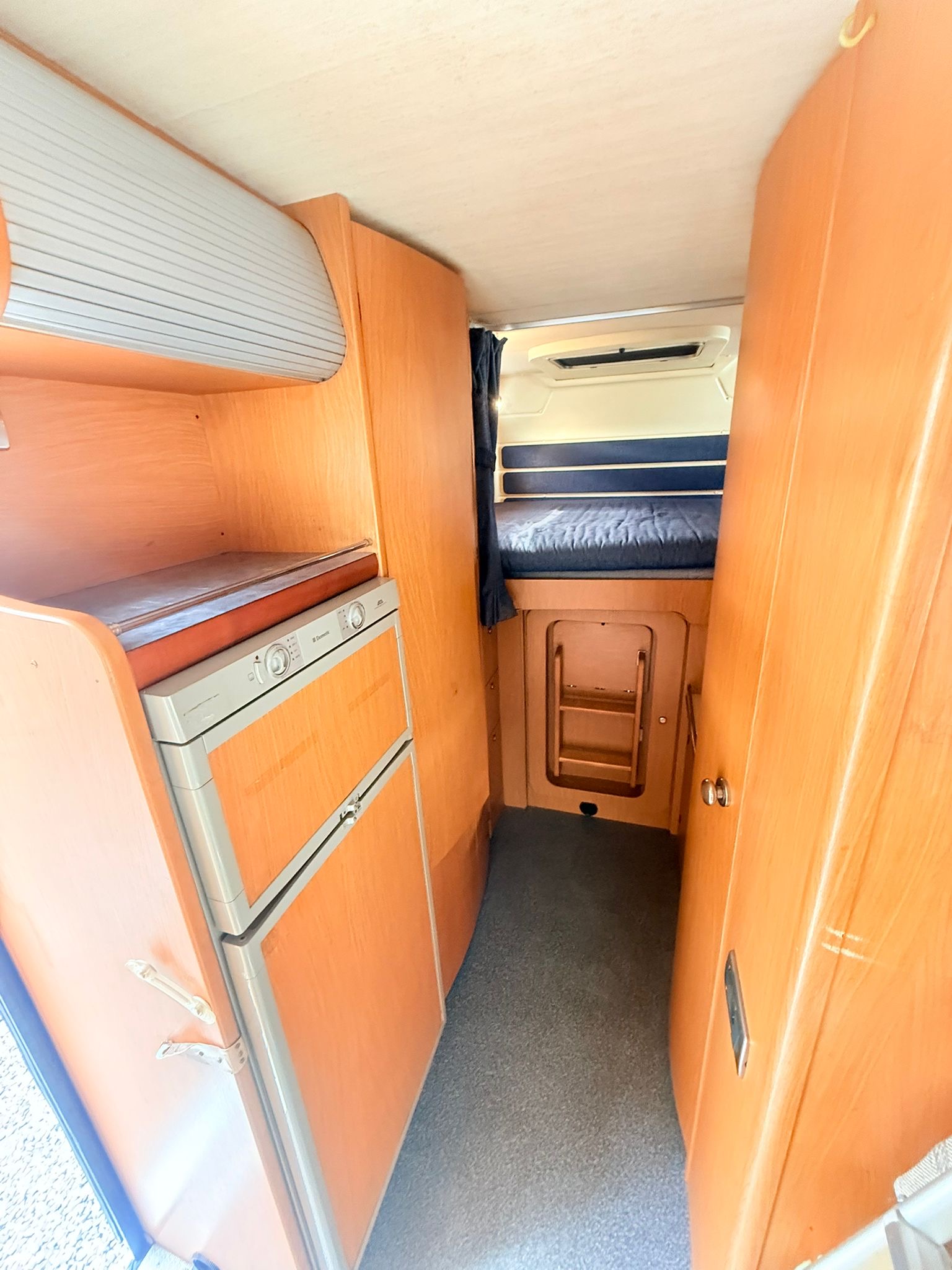 Autocaravana garaje XXL doble cama matrimonio - Imagen 7