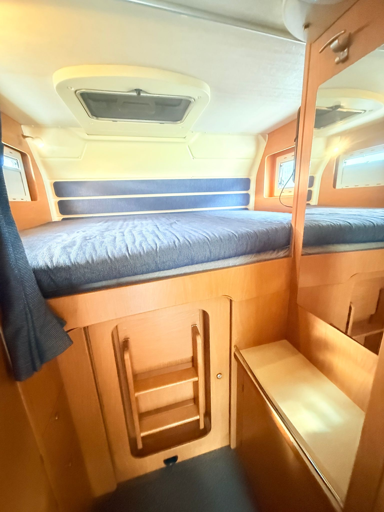 Autocaravana garaje XXL doble cama matrimonio - Imagen 6